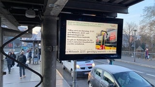 An Haltestellen in Tübingen ist auf Monitoren zu lesen, dass sich die Busfahrerinnen und Busfahrer am Warnstreik beteiligen.