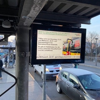 An Haltestellen in Tübingen ist auf Monitoren zu lesen, dass sich die Busfahrerinnen und Busfahrer am Warnstreik beteiligen.