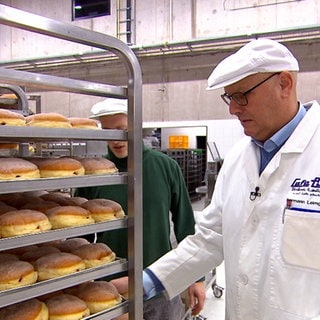 Bäcker Hermann Leimgruber in der Backstube seiner Bäckereikette Café Lieb in Tübingen. Er ist zu Gast im ARD Morgenmagazin, Gesprächspartner: Olaf Scholz