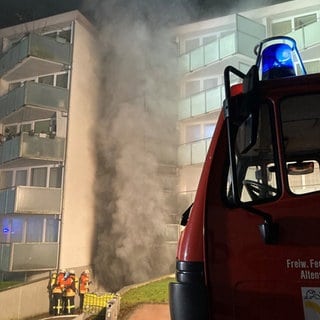 Rauch zieht aus Tiefgarage in Altensteig-Wart an Hausfront hoch. 15 Wohnungen sind seit dem Brand vorläufig nicht bewohnbar.