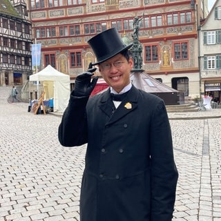 Daniel Schierbaum auf dem Tübinger Marktplatz mit historischer Vintage Kleidung. 