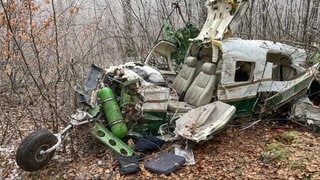 Das Wrack eines Sportflugzeugs liegt in einem Waldgebiet bei Geisingen im Kreis Tuttlingen