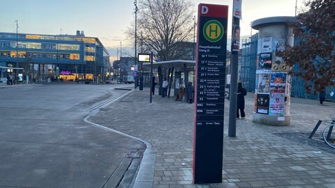 Gähnende Leere auf dem Zentralen Omnibusbahnhof in Tübingen. Dienstag und Mittwoch fahren fast keine Busse.