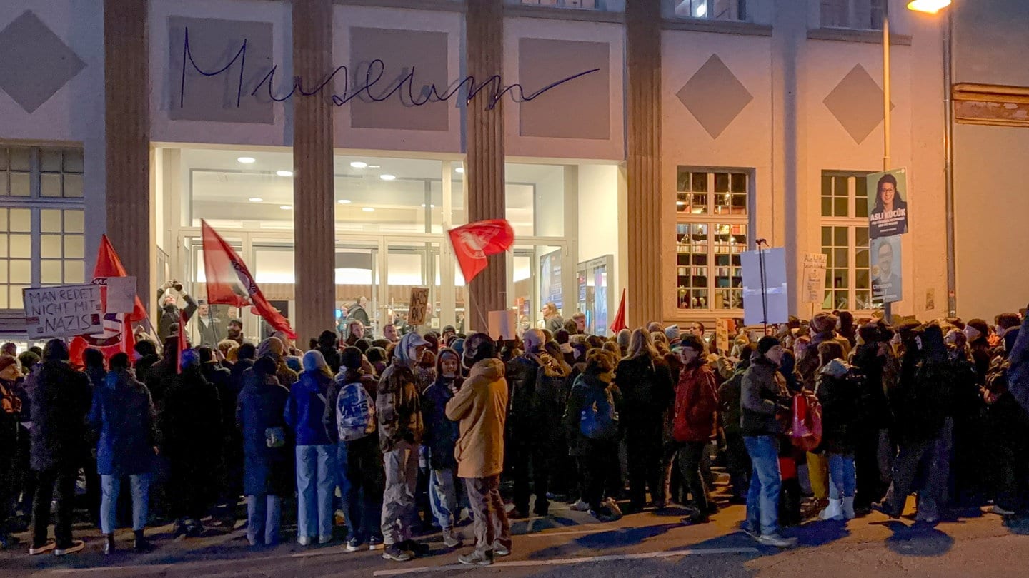 Aktivisten blockieren Eingänge des Kinos Museum in Tübingen, weil bei einer Wahlveranstaltung auch der AfD-Kandidat eingeladen war. Die Polizei sicherte die Veranstaltung.