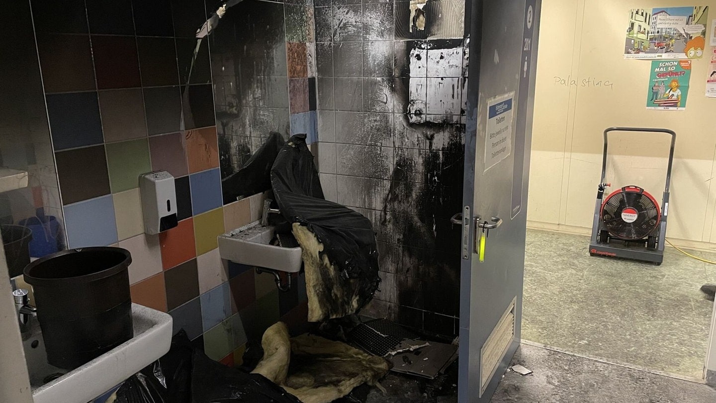 Brand-in-Hechinger-Schultoilette-wegen-TikTok-Challenge-