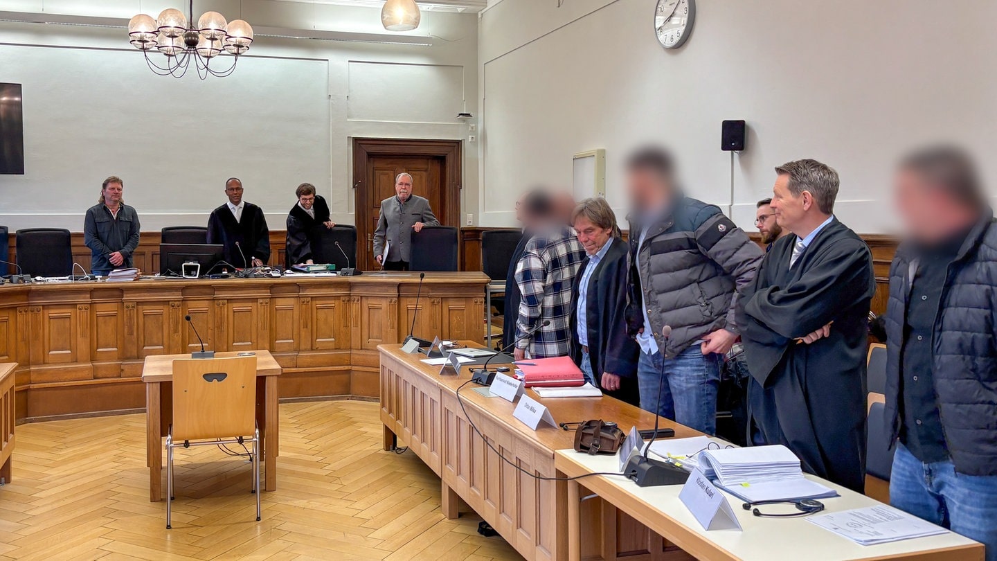 Sitzungssaal am Landgericht in Tübingen. Rechts die Angeklagten im Prozess zu besonders schwerem Raub, neben ihnen die Verteidiger. Links im Hintergrund die Richter.