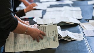 Stimmzettel der Bundestagswahl 2025 werden bei der öffentlichen Nachzählung von drei Wahlbezirken im Rathaus Schöneberg im Bezirk Tempelhof-Schöneberg neu ausgezählt. (Symbolbild)