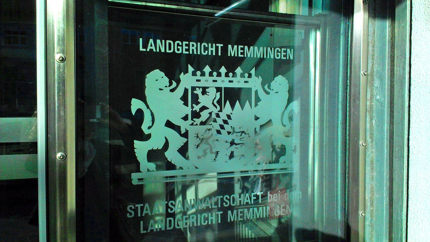 Eingang Glastüre zum Landgericht Memmingen