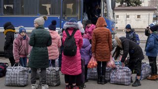 Ukrainische Flüchtlinge steigen in einen Bus