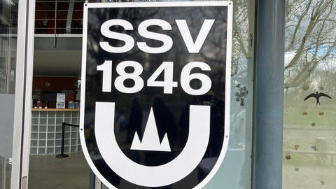 SSV 1846 Logo hängt an der Geschäftsstelle in Ulm
