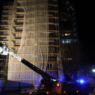 Feuerwehreinsatz an einem Hochhaus in Ulm-Wiblingen. Ein Teil des Gebäudes musste laut Polizei evakuiert werden.