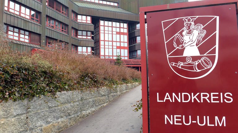 Gebäude (Landratsamt Neu-Ulm), davor ein rotes Schild 