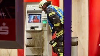 Beschädigter Geldautomat nach einer versuchten Sprengung