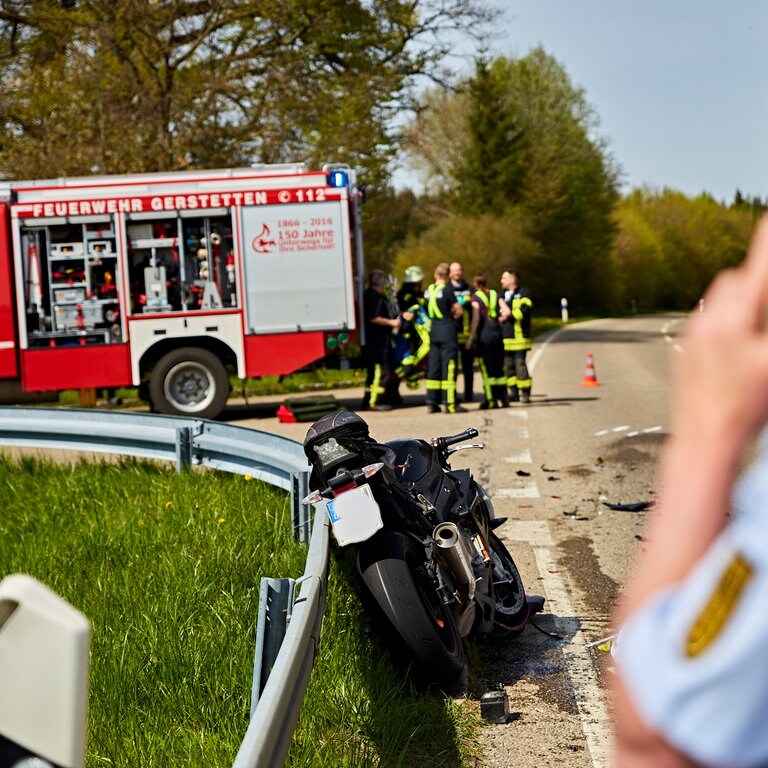 Schwerer Unfall Bei Staig: 42-jähriger Motorradfahrer Stirbt - SWR Aktuell