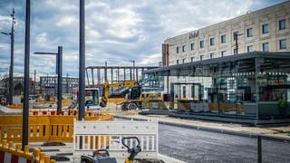 Das leuchtende P macht darauf aufmerksam: Darunter befindet sich die neue Tiefgarage am Ulmer Bahnhof.