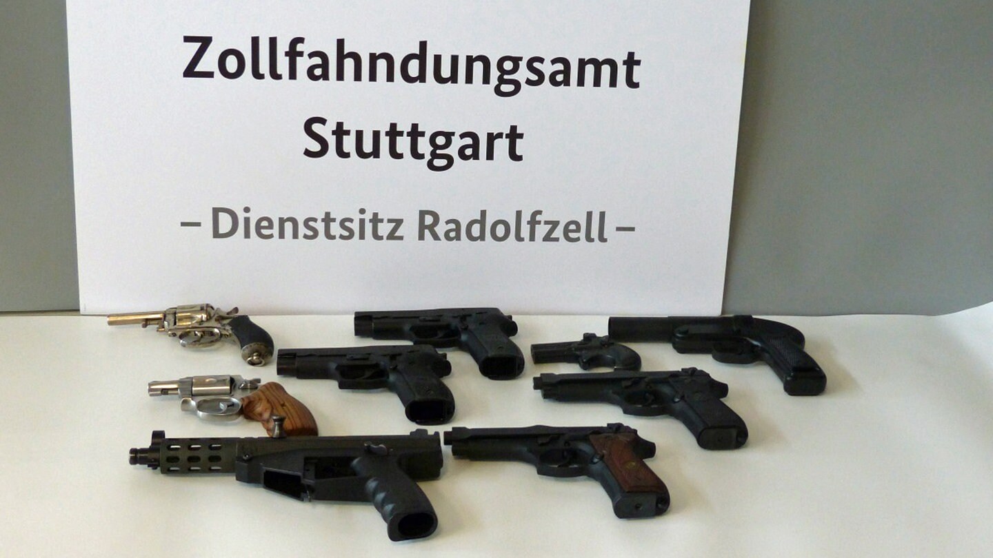 Mann Aus Aalen Hortet Waffen Im Küchenschrank - SWR Aktuell