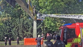 Ein Spezialeinsatzkommando hilft an der Adenauerbrücke Klimaaktivisten zu entfernen