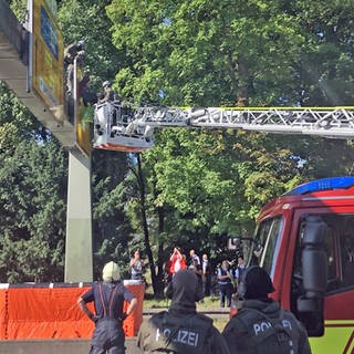 Ein Spezialeinsatzkommando hilft an der Adenauerbrücke Klimaaktivisten zu entfernen