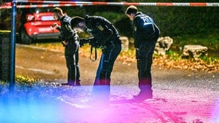 Weiträumig abgesperrt: Die Polizei ermittel wegen eines Streits, bei dem am Samstagabend in Steinheim am Albuch im Kreis Heidenheim mindestens ein Schuss gefallen ist.