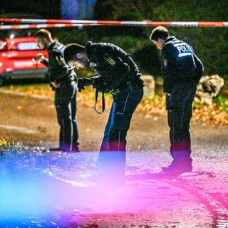 Weiträumig abgesperrt: Die Polizei ermittel wegen eines Streits, bei dem am Samstagabend in Steinheim am Albuch im Kreis Heidenheim mindestens ein Schuss gefallen ist.