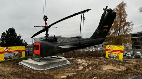 Der Hubschrauber hat auf dem neuen Sockel Platz gefunden.