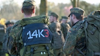 230 Soldatinnen und Soldaten liefen am Dienstag 14 Kilometer an der Donau in Ulm entlang um an das Karfreitagsgefecht am 2. April 2010 in Afghanistan zu erinnern, bei dem drei Kameraden ums Leben kamen. 