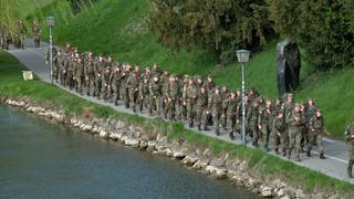 230 Soldatinnen und Soldaten liefen am Dienstag 14 Kilometer an der Donau in Ulm entlang, um an das Karfreitagsgefecht am 2. April 2010 in Afghanistan zu erinnern, bei dem drei Kameraden ums Leben kamen. 