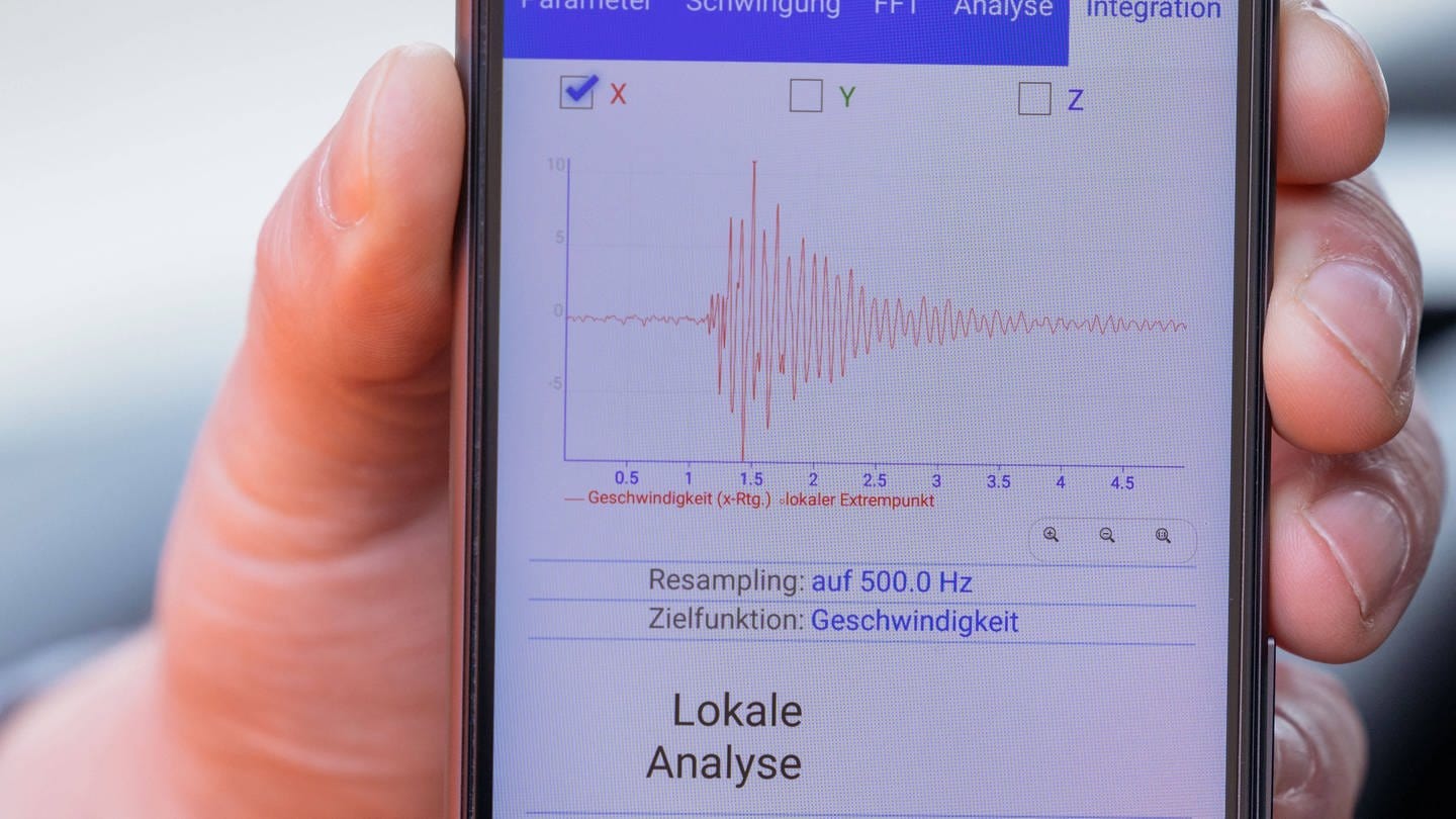 Eine App auf einem Handy zeigt die Schwingungen eines mutmaßlichen Erdbebens. In Heidenheim war es allerdings eine Falschmeldung. Das registrierte Beben kam von einer Sprengung.