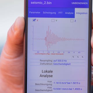 Eine App auf einem Handy zeigt die Schwingungen eines mutmaßlichen Erdbebens. In Heidenheim war es allerdings eine Falschmeldung. Das registrierte Beben kam von einer Sprengung.