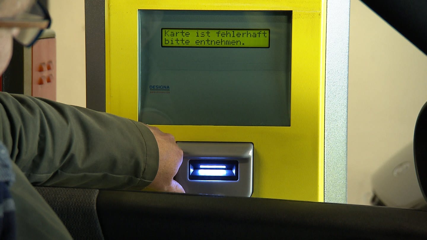 Die Fehlermeldung an einem Automaten in einem Parkhaus in Ulm kommt dann, wenn das Parkticket durch andere Magneten entwertet wurde. Daher setzen die Parkbetriebe bald auf automatische Kennzeichenerkennung.