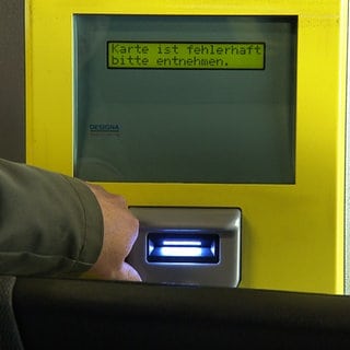 Die Fehlermeldung an einem Automaten in einem Parkhaus in Ulm kommt dann, wenn das Parkticket durch andere Magneten entwertet wurde. Daher setzen die Parkbetriebe bald auf automatische Kennzeichenerkennung. 