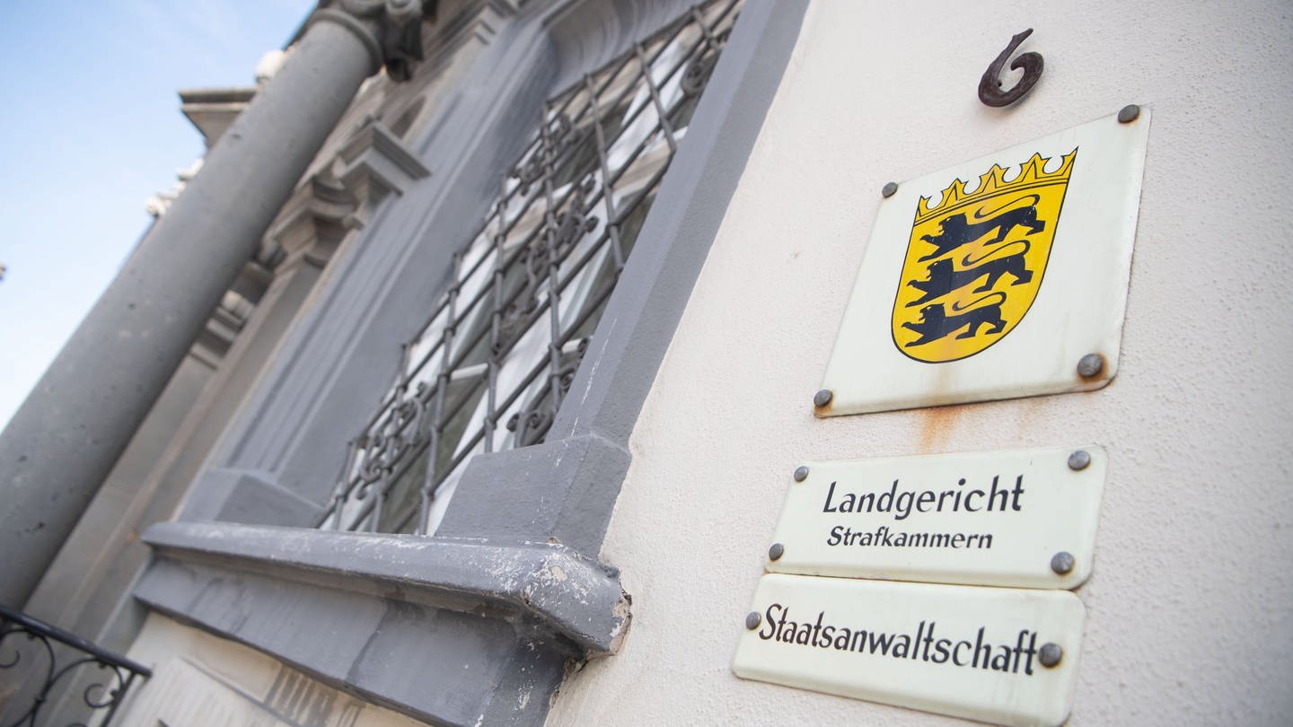 Ein Schild hängt an der Fassade des Landgerichts Ellwangen. Am Landgericht beginnt am Dienstag der Prozess gegen einen 37-jährigen Mann aus Schwäbisch Hall, der in Rainau-Dalkingen im Ostalbkreis ein sechsjähriges Mädchen vergewaltigt haben soll.