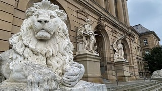 Stein-Löwen vor dem Gebäude des Landgerichts in Ulm: Ein Mann steht wegen versuchten Mordes in einer Asylunterkunft in Dietenheimt (Alb-Donau-Kreis) vor dem Landgericht Ulm.