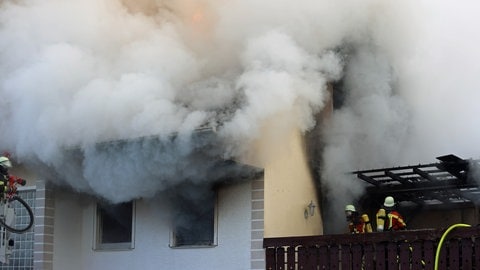 In einem Wohnhaus im Dietenheimer Stadtteil Regglisweiler ist am Donnerstagfrüh ein Brand ausgebrochen. Nach ersten Angaben der Feuerwehr wird eine 90-jährige Frau vermisst.