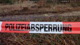 An dieser abgesperrten Stelle in einem Waldstück in Ulm-Wiblingen soll der 15-Jährige seine gleichaltrige Freundin im Dezember erwürgt haben, er ist jetzt wegen Totschlags angeklagt. 