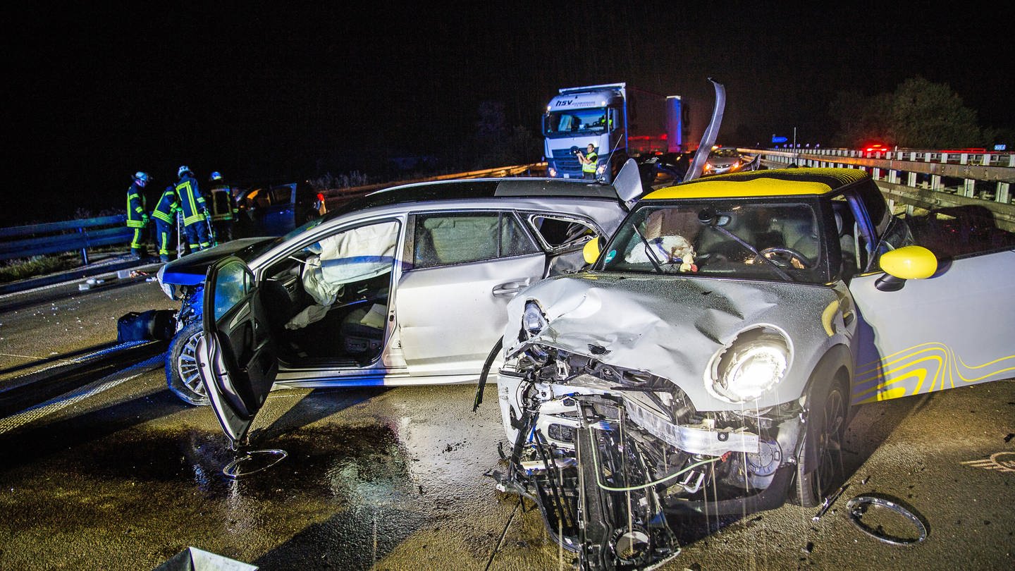 Polizei hat nach 38-jährigen Autofahrer, der nach einem schweren Verkehrsunfall auf der A7 bei Niederstotzingen im Kreis Heidenheim zu Fuß geflüchtet war, inzwischen gefasst.