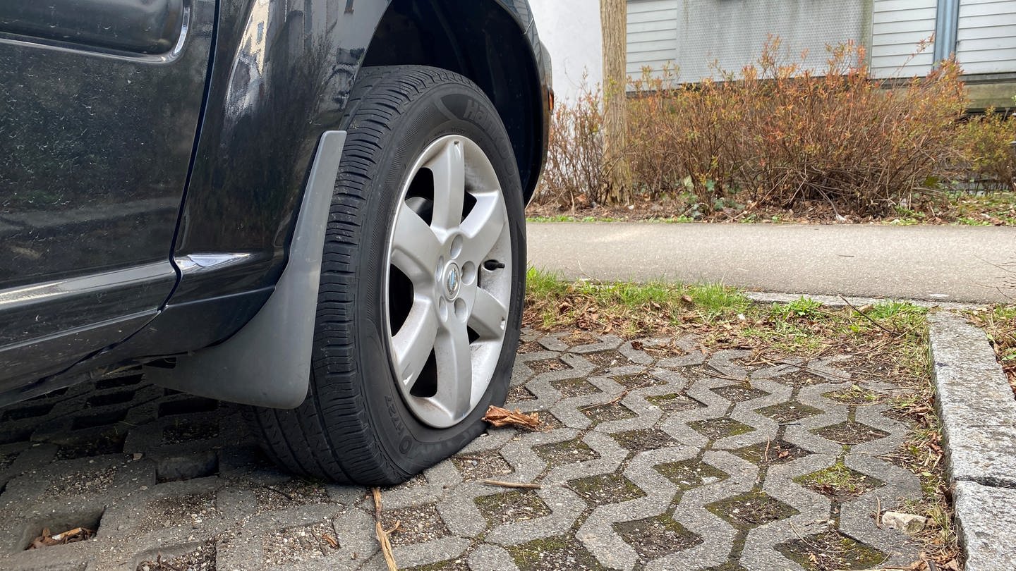 Unbekannte haben an mehreren Fahrzeugen in Ulm die Luft aus den Reifen gelassen. Der Grund: die SUVs seien umweltschädlich.