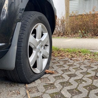 Unbekannte haben an mehreren Fahrzeugen in Ulm die Luft aus den Reifen gelassen. Der Grund: die SUVs seien umweltschädlich. 