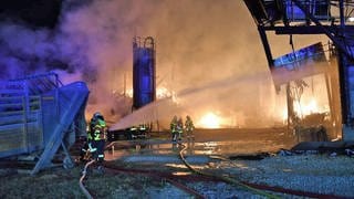 Großbrand auf einem Bauernhof bei Aalen - die Feuerwehr verhindert ein Übergreifen der Flammen auf Wohnhaus.