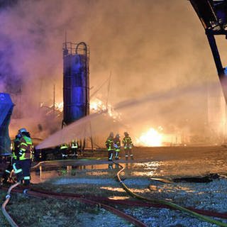 Großbrand auf einem Bauernhof bei Aalen - die Feuerwehr verhindert ein Übergreifen der Flammen auf Wohnhaus.