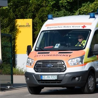Rettungswagen vor dem Eingang des Legolandes: Am Donnerstag war nach dem Unfall mit zwei Achterbahnzügen im Legoland Günzburg ein Großaufgebot an Rettungskräften vor Ort. 