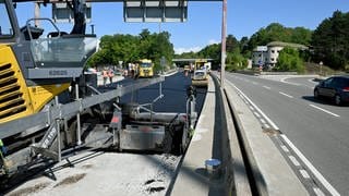 Bei der Sanierung der Wallstraßenbrücke im Verlauf der B10 in Ulm sind weitere Schäden festgestellt worden.
