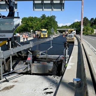 Bei der Sanierung der Wallstraßenbrücke im Verlauf der B10 in Ulm sind weitere Schäden festgestellt worden.