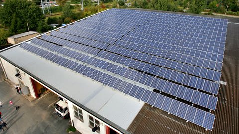 Photovoltaikanlage auf einem Firmendach - auch Photovoltaikanlagen auf Hallen von Firmen sollen zum Klimaschutz beitragen (Sujetbild). 