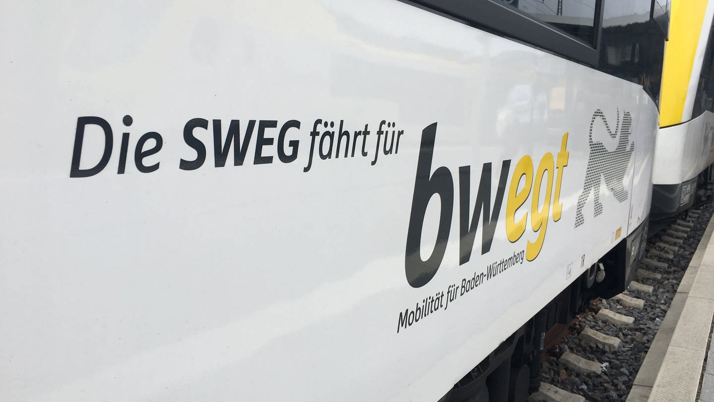Eine Bahn mit dem Schriftzug des Betreibers SWEG im Bahnhof