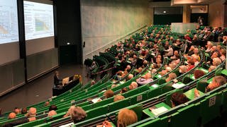 Volles Haus bei der Herbstakademie zum Thema Energie im großen Hörsaal der Universität Ulm.