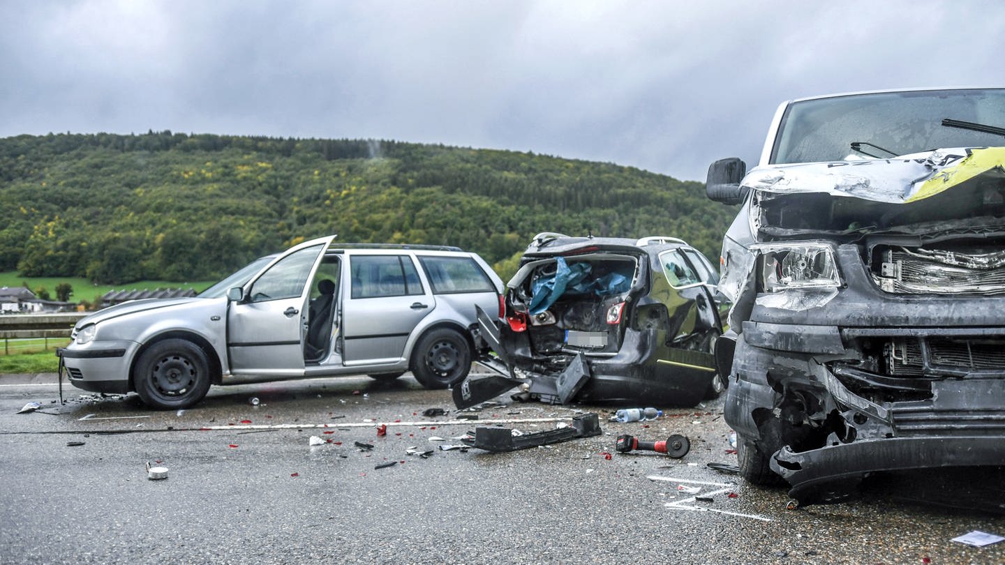 Zerstörte Autos auf der B19: Bei einem Unfall zwischen Oberkochen und Königsbronn wurden neun Menschen verletzt.