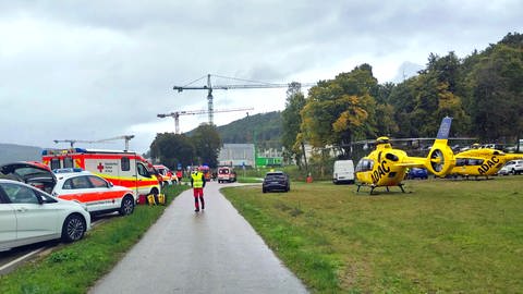 Rettungshubschrauber und Krankenwagen stehen parat: Vollsperrung nach Unfall mit fünf Fahrzeugen auf der B19 zwischen Königsbronn und Oberkochen