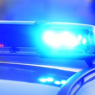 Polizei-Blaulicht in der Nacht nach einem Unfall