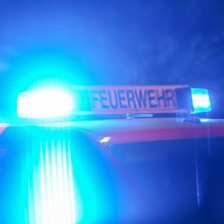 Bei einem Brand in Erbach (Alb-Donau-Kreis) sind in der Nacht zum Samstag drei Menschen leicht verletzt worden. (Symbolbild)